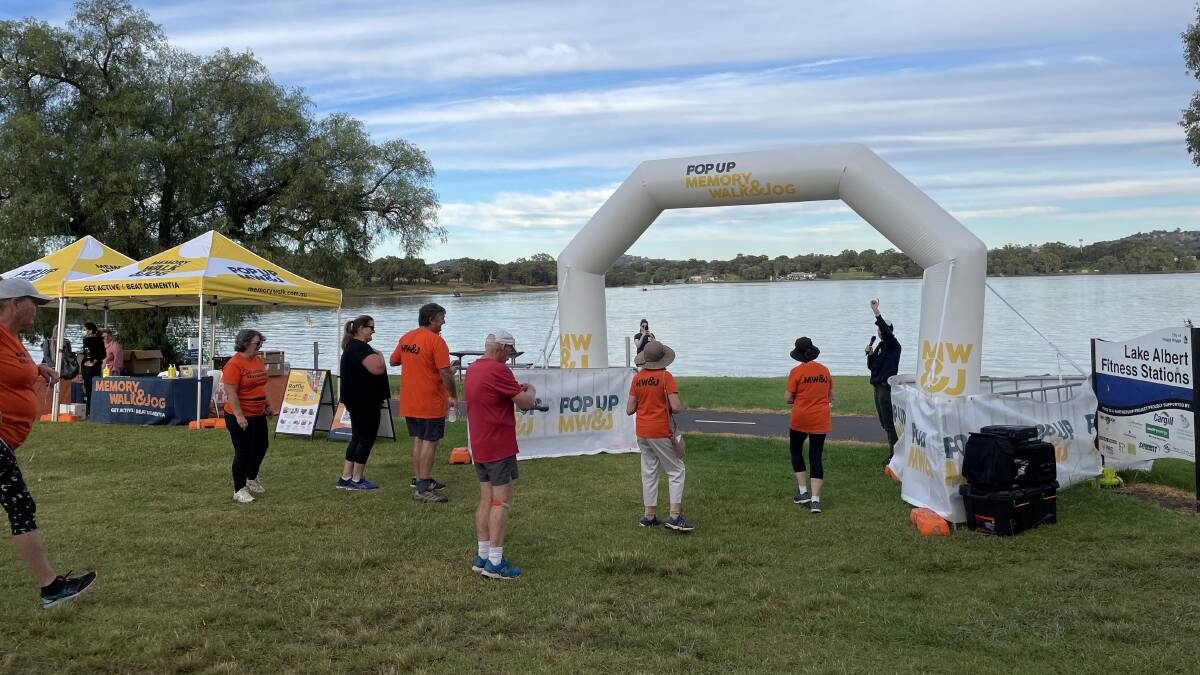 Wagga locals walk lake for dementia awareness and research
