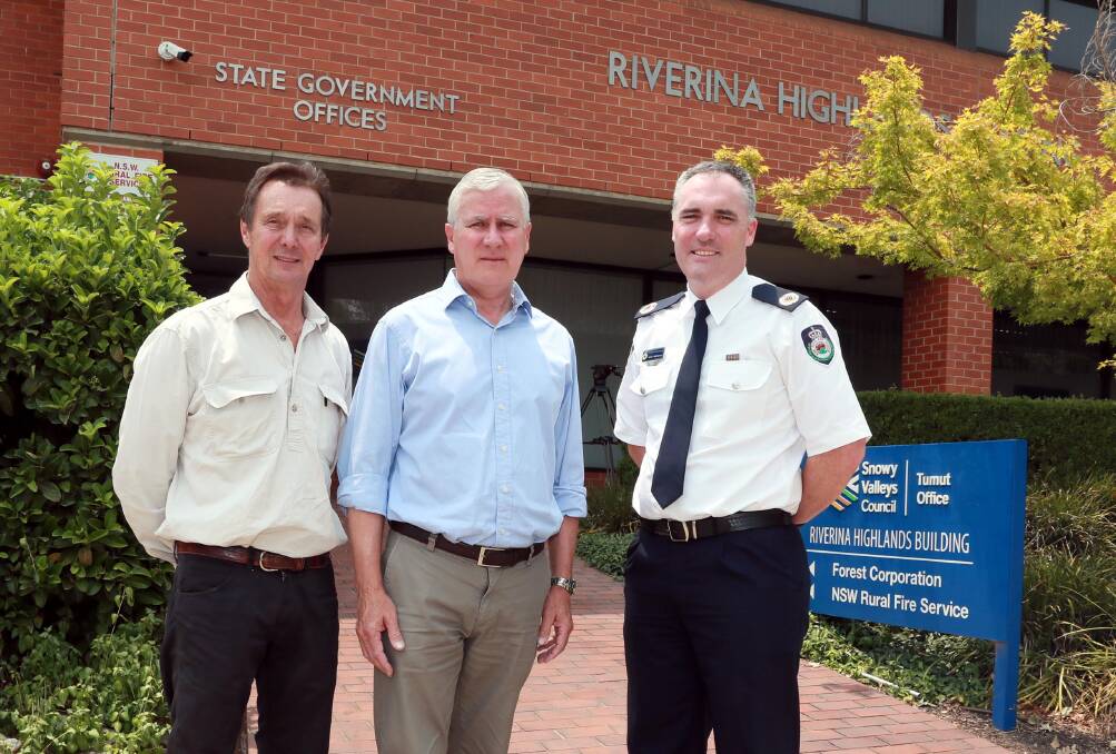 Snowy Valleys mayor James Hayes (left) and Assistant Fire Commissioner Jason Heffernan (right) met with then-Deputy PM Michael McCormack in Tumut during the 2019-20 bushfires. Picture: Les Smith