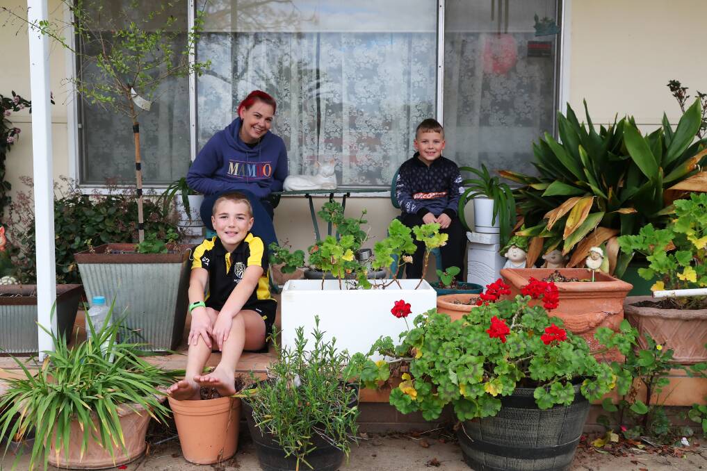 Alisha McIntyre and her children Elijah and Lachy are gearing up for a week of lockdown. Picture: Emma Hillier