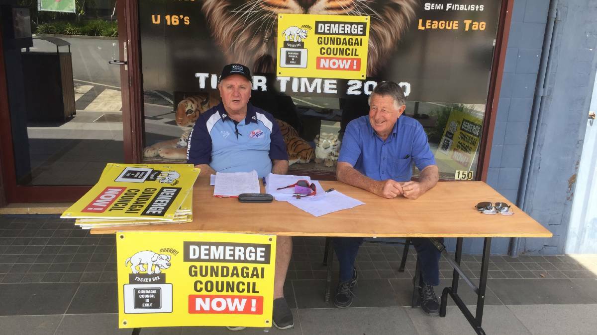 Gundagai Council in Exile committee members Rod Brooke and Gordon Lindley taking registrations for the Boundaries Commission hearings at Gundagai last year. Picture: Supplied