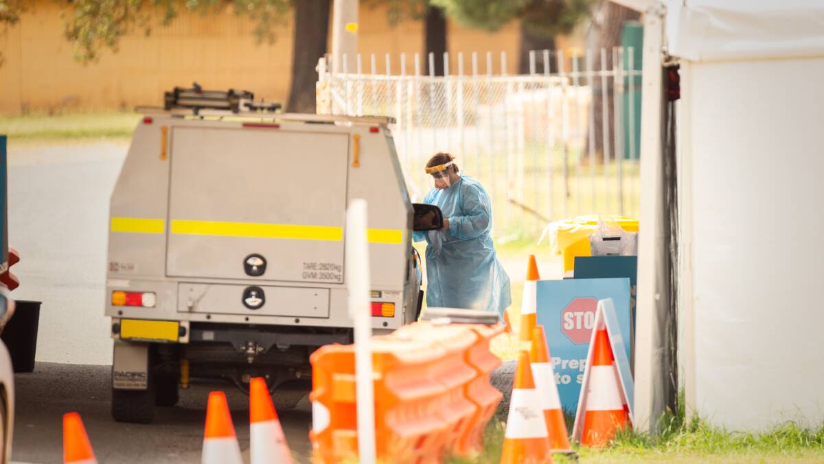 Hundreds of people have braved the hot conditions and long wait times to receive a COVID-19 test over the past few days in Wagga. Pictures: Ash Smith