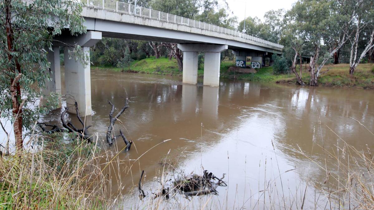 ON THE RISE: Forecasted rain could increase the water level at the Wiradjuri Bridge. Picture: Les Smith