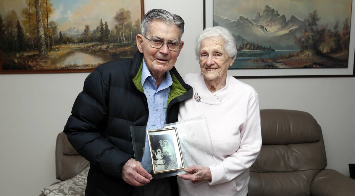 FUNNY BEGINNINGS: Ken and Doss Howell look back on 70 years of marriage. Picture: Les Smith