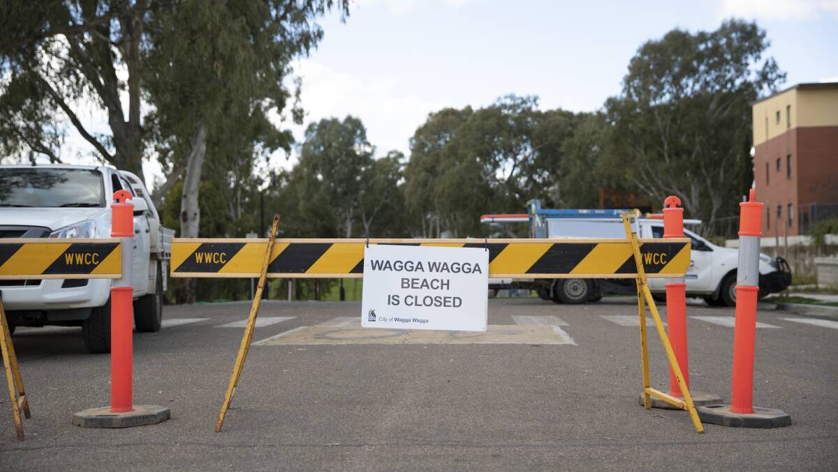Wagga City Council closed Wagga Beach to motorists yesterday ahead of anticipated flooding. Picture: Madeline Begley
