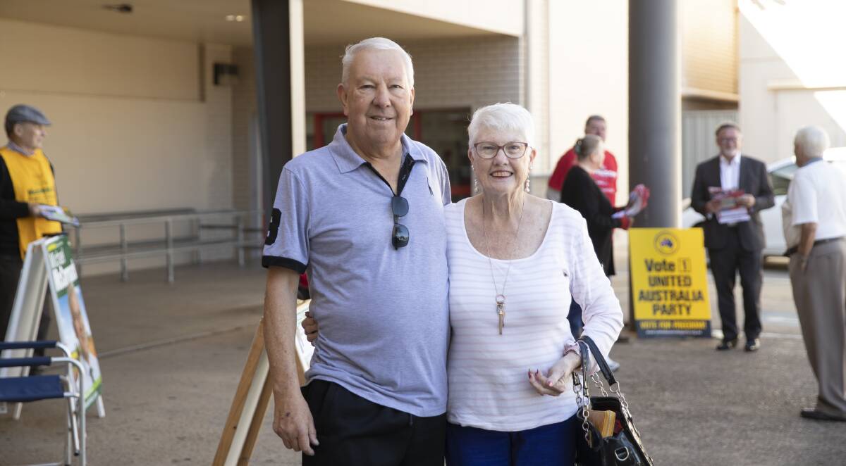 Ex-Wagga locals visiting the area Phil and Bev Colvin are disillusioned with the political campaign and don't expect anything could change their minds before election day. Picture: Madeline Begley