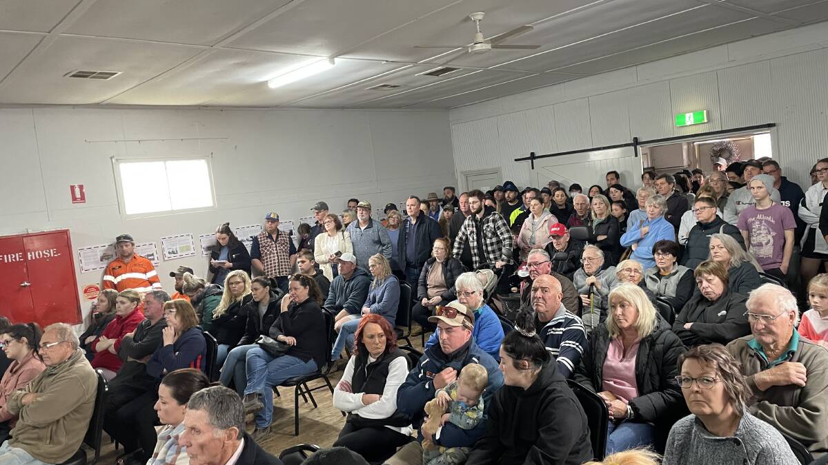 Hundreds of North Wagga residents met today with emergency services for an update on evacuation orders. Picture: Tim Piccione 
