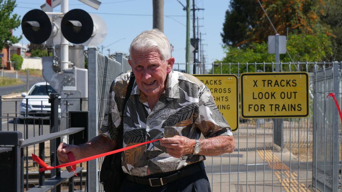 Ray Mullins is urging members of the public to join him in a red ribbon protest against plans to run Inland Rail through Wagga ahead of next week's community consultation. Picture by Andrew Mangelsdorf