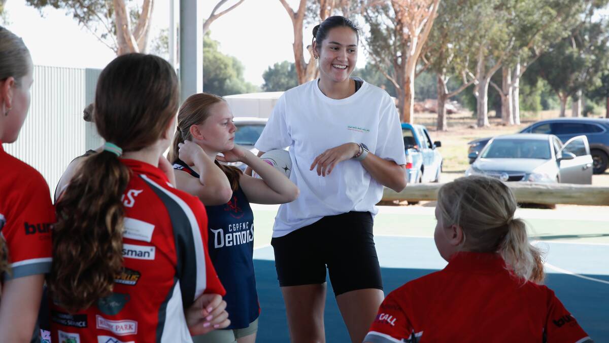 NSW Swifts shooter Sophie Fawns running a junior netball clinic at Collingullie. Picture by Tom Dennis