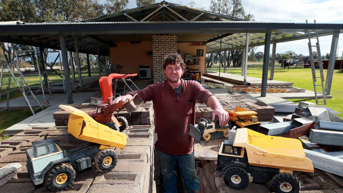 HANDY MAN: Rick Zaric is rebuilding his family home with the help of $30,000 raised by volunteers in and around Wagga. Picture: Les Smith