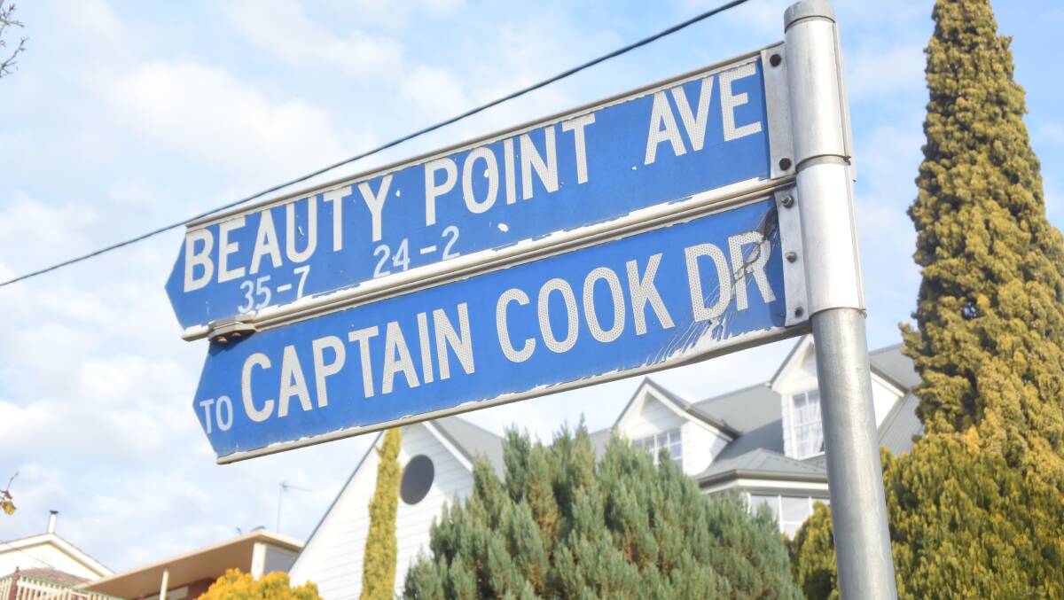  A street sign pointing the way to Captain Cook Drive across the top of Willans Hill in Wagga