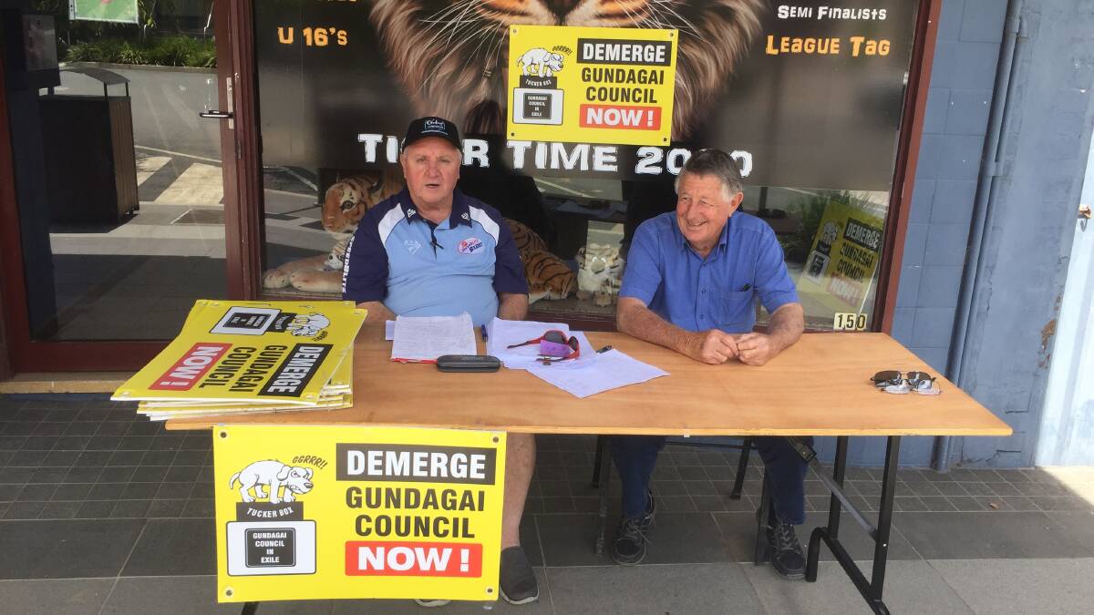 TIME FOR CHANGE: Gundagai Council in Exile committee members Rod Brooke and Gordon Lindley take registrations for the Boundaries Commission hearings at Gundagai. Picture: Supplied