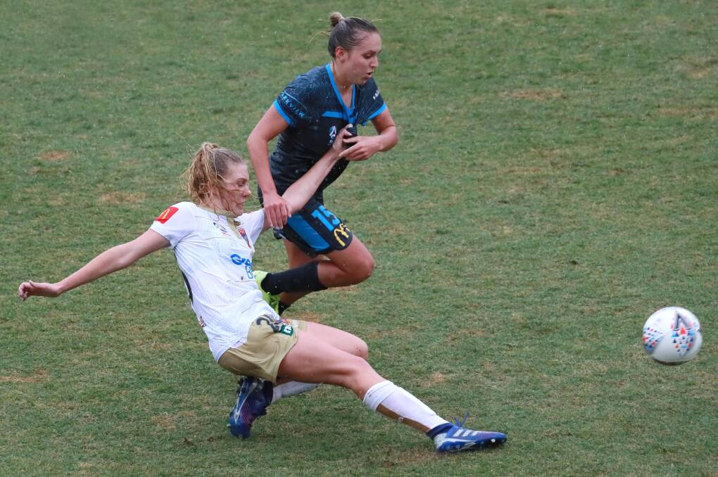 WAGGA CLASH: Sydney FC's Mackenzie Hawkesby and Newcastle's Teigan Collister. Picture: Les Smith