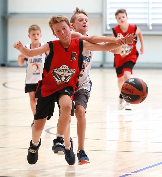 HOOPS RETURN: Lachlan Tracey and Will Hewitt jostle for the ball during last year's junior grand finals. Picture: Les Smith