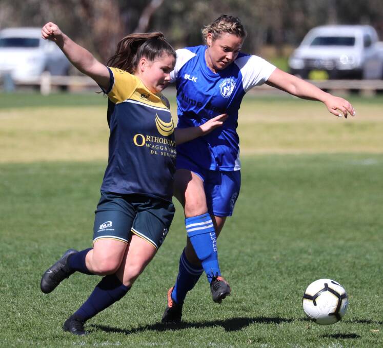 FINALS BEGIN: Junee's Abby Foley and Tolland's Niki Arevalo do battle during Sunday's Leonard Cup qualifying final. Picture: Les Smith