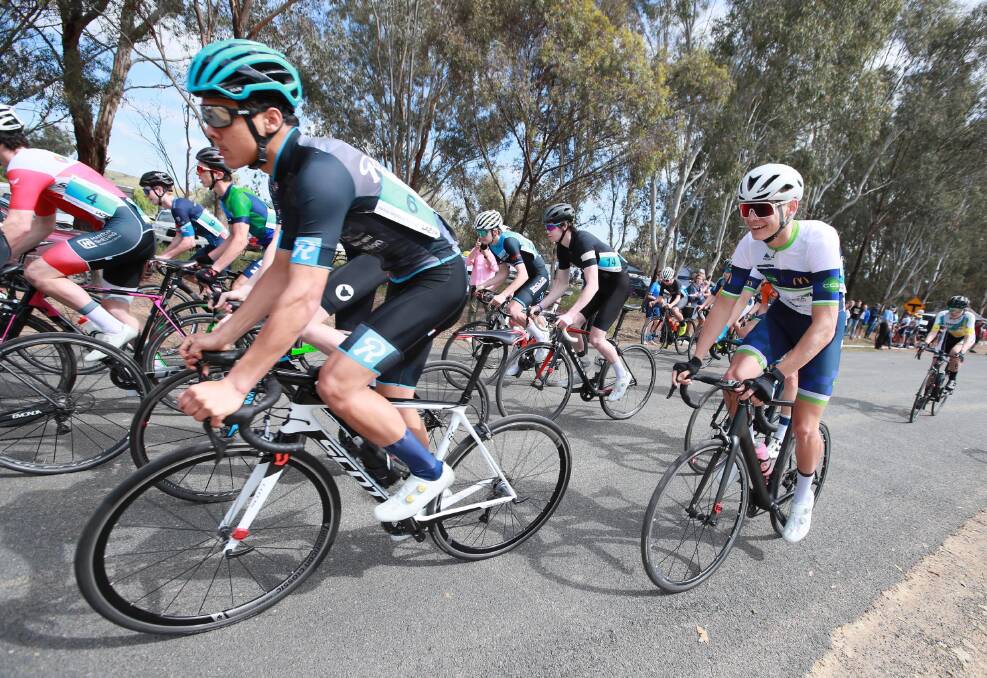 TOUGH TUSSLE: Cyclists prepare for the under-17 boys race. Picture: Les Smith
