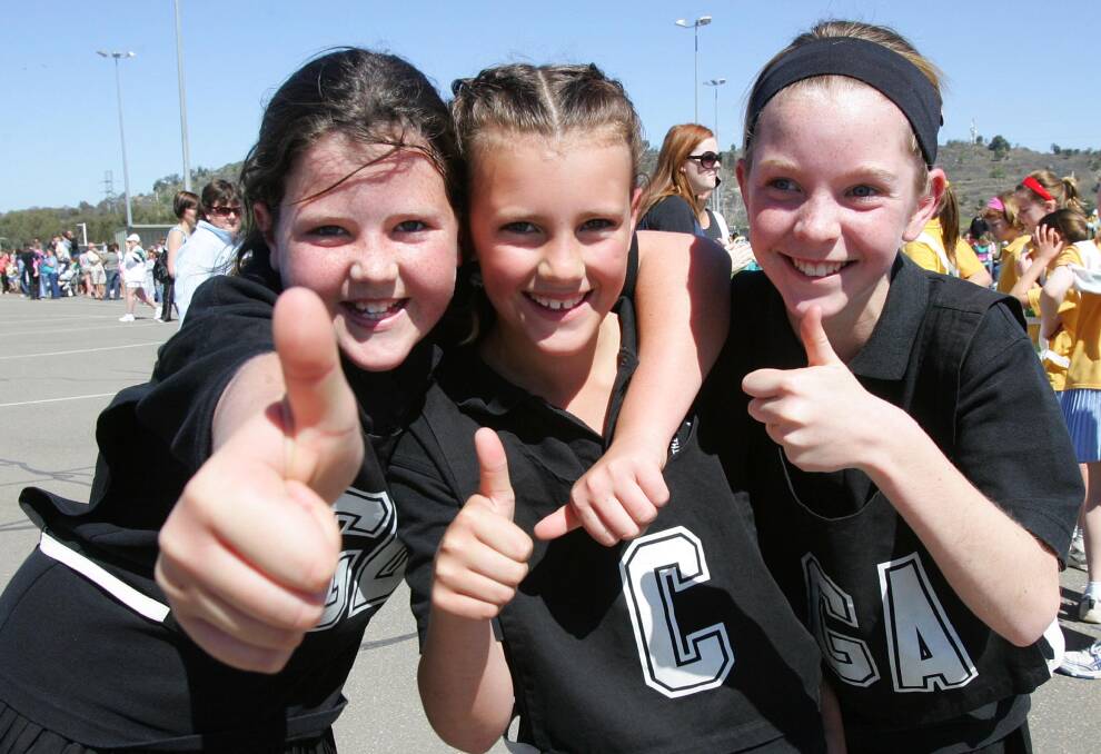 YOUNG GUN: Sarah O'Leary (centre) at with The Rock teammates Anna Williams and Alex McRae at the 2007 junior netball finals. Picture: Kieren Tilly. 
