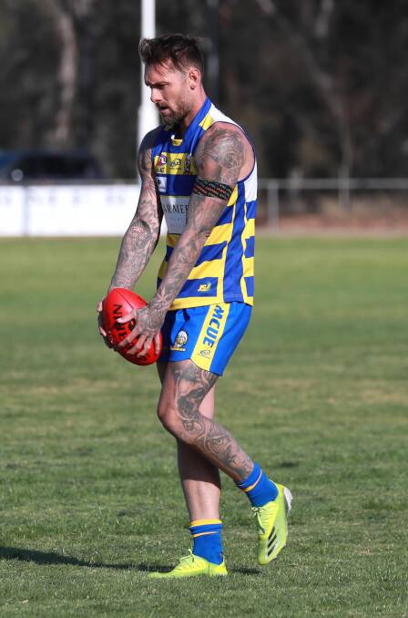 EXTRA POINT: Mangoplah-Cookardinia United-Eastlakes' Trent Castles. Picture: Les Smith 