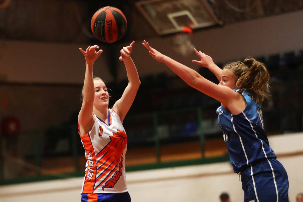 NO TEAM: Abbey Morton makes a pass during Wagga Blaze's clash with Goulburn in 2019. Picture: Emma Hillier