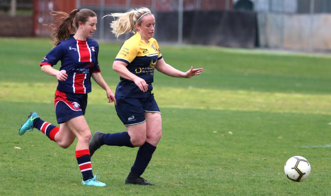 FINALS TIME: Henwood Park's Brianna Maslen and Junee's Prue Duncan vie for possession during Sunday's semi final at Rawlings Park. Picture: Les Smith