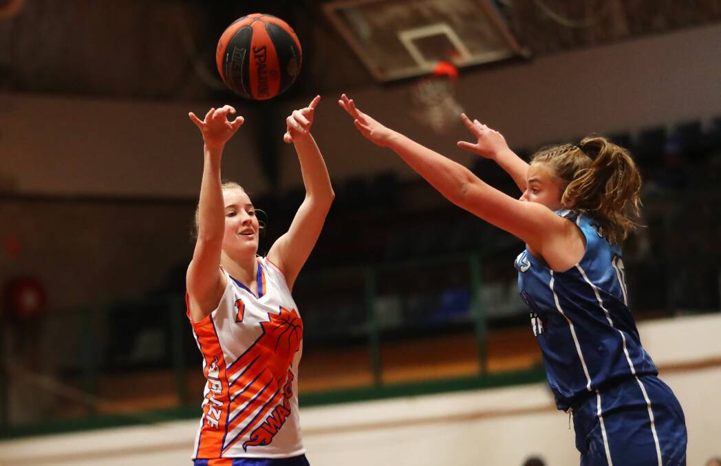 NO COMP: Wagga Blaze's Abbey Morton gets a pass away against Goulburn Bears last year. Picture: Emma Hillier 