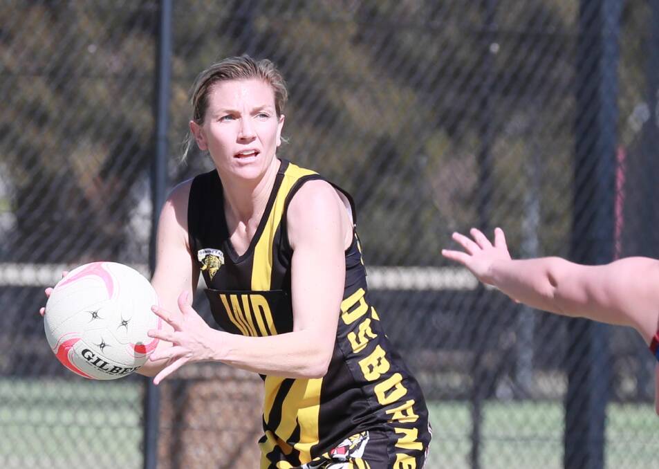 PRIMED: Osborne's Sara Schneider looks for a pass during last week's preliminary final win over GGGM. Picture: Les Smith