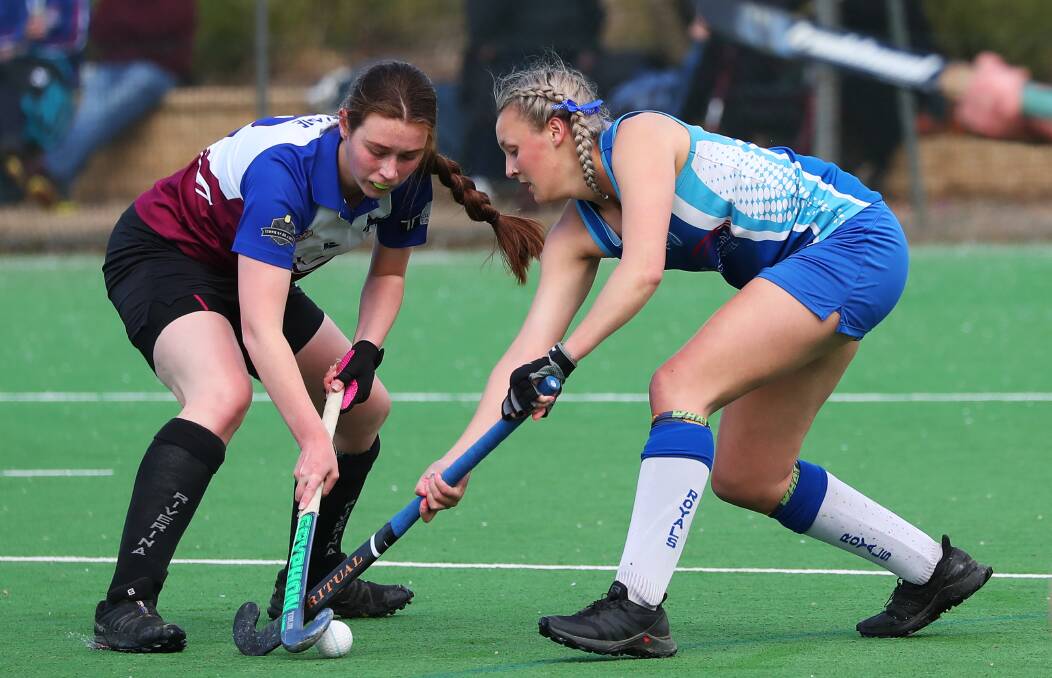 CLIFFHANGER: LACU's Chelsie Mcewan and Royals' Kalee Gibbon compete for the ball. Picture: Emma Hillier