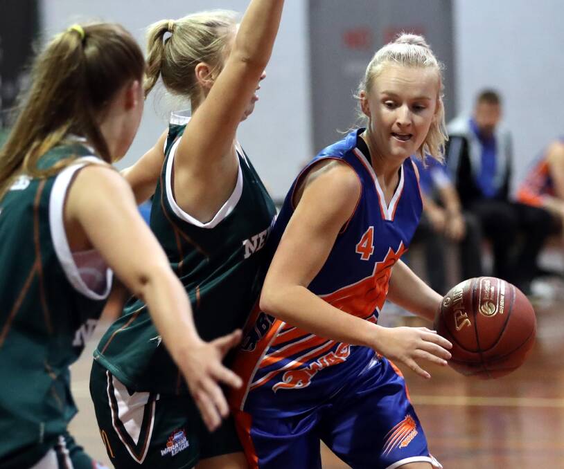 ON THE ATTACK: Wagga Blaze's Maddison Clyne in 
action during her team's big win over Newcastle Hunters 
at Bolton Park Stadium on Saturday night. Picture: Les Smith