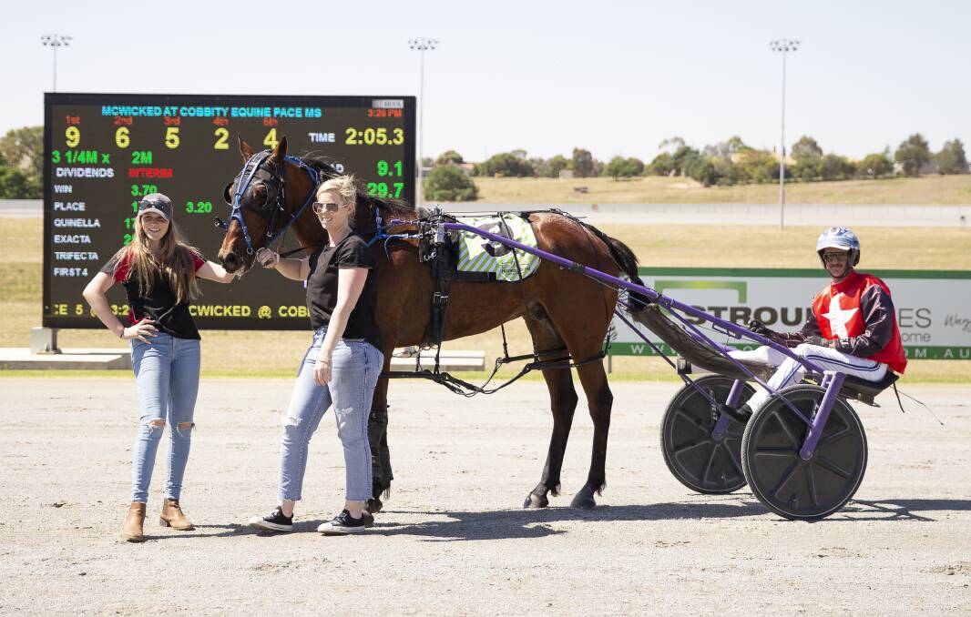 Blake Jones with the connections of Major Huss at Riverina Paceway on Friday. Picture: Ash Smith