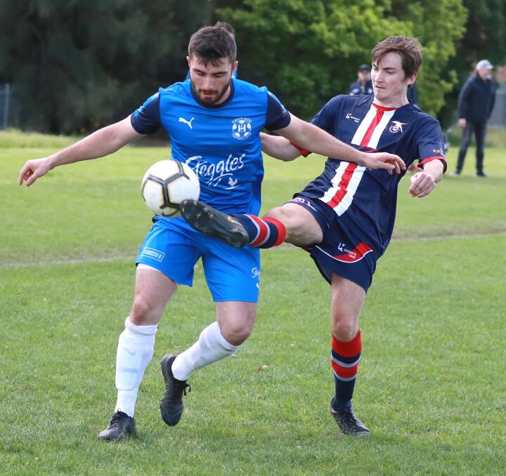 Hanwood's Daniel Andreazza and Henwood Park's Matthew Cain on Sunday. Picture: Les Smith