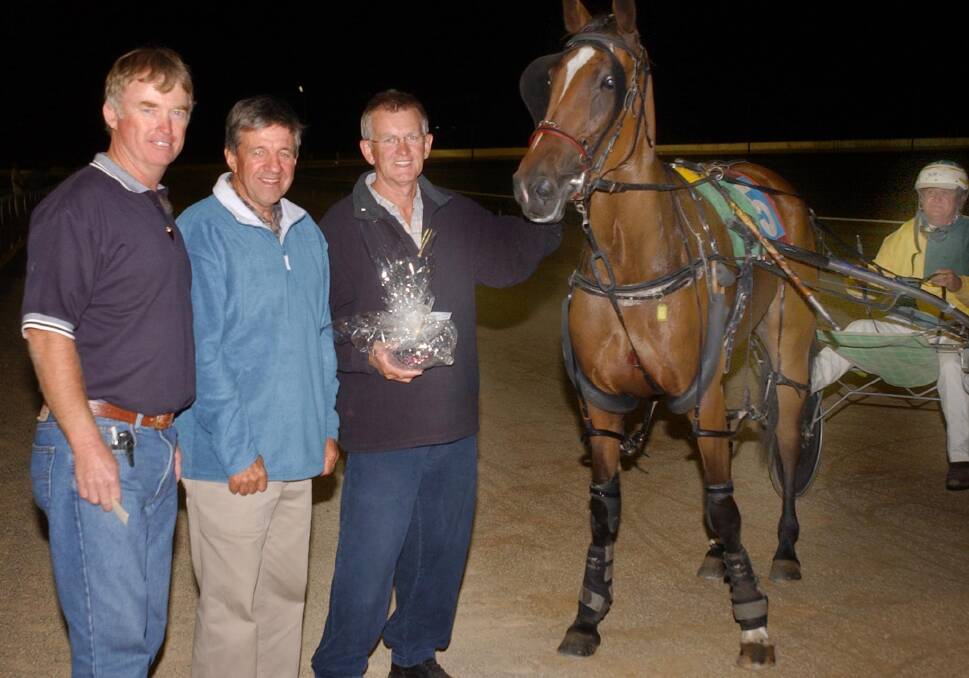 George Duncan, Leo Plant and Gary Gardner with Sky High Branach and driver John Lowe after a win at Junee in 2005. 