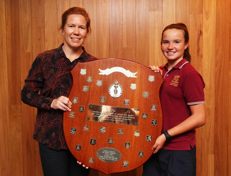 SPECIAL MOMENT: Former Australian test cricketer Alex Blackwell, from Yenda, and Ganmain Public School student Kaitlin Logan with her Bernie O'Connor Award at Wagga RSL Club on Friday. Picture: Emma Hillier