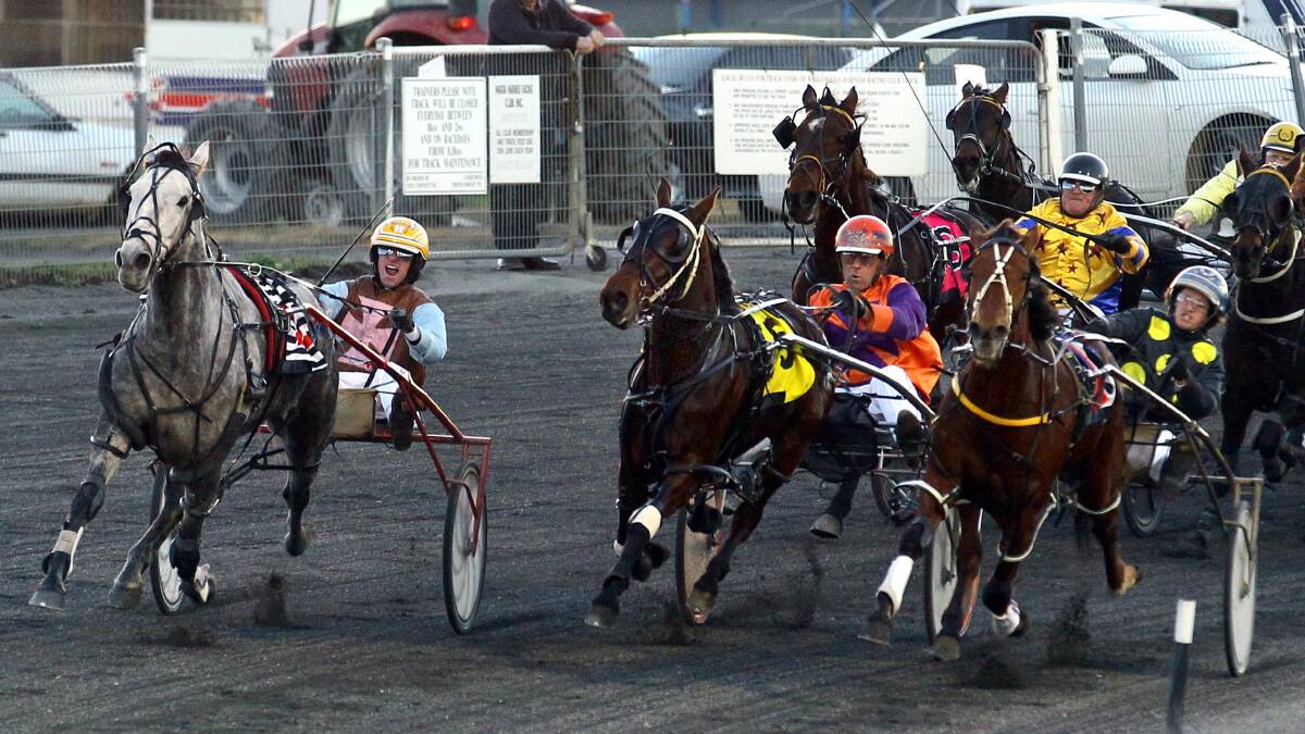 CHARGING RUN: Split Second Lombo, with Cameron Hart in the sulky, makes a wide run to win the opening event at Wagga Paceway on Tuesday night. Picture: Les Smith