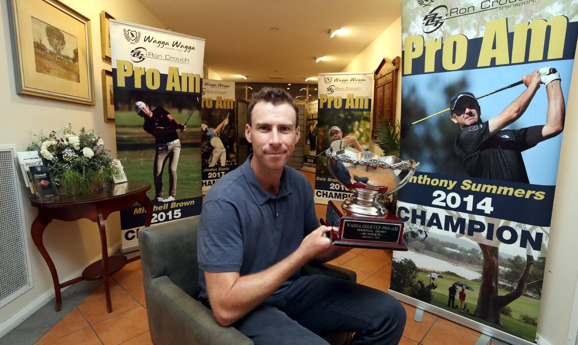 HOLLOW VICTORY: Andrew Kelly shows off the Wagga Pro-Am trophy at Wagga
Country Club on Friday. Picture: Les Smith