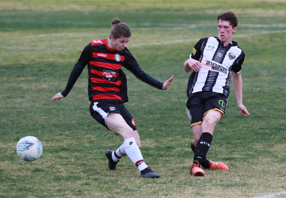Luke Stevens in action for the Wanderers on Saturday. Picture: Les Smith