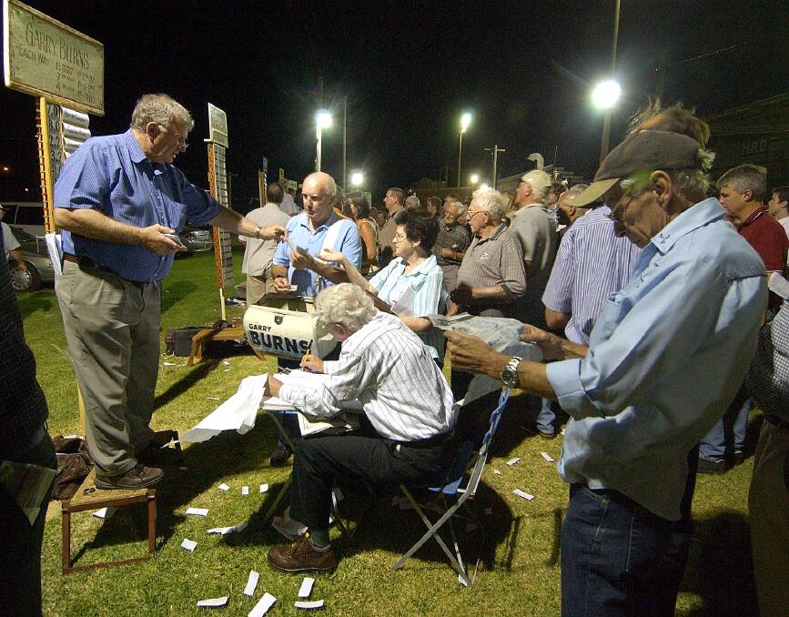 The late Garry Burns accepts a bet at Lin Gordon Paceway on 2005 MIA Breeders Plate Final night.