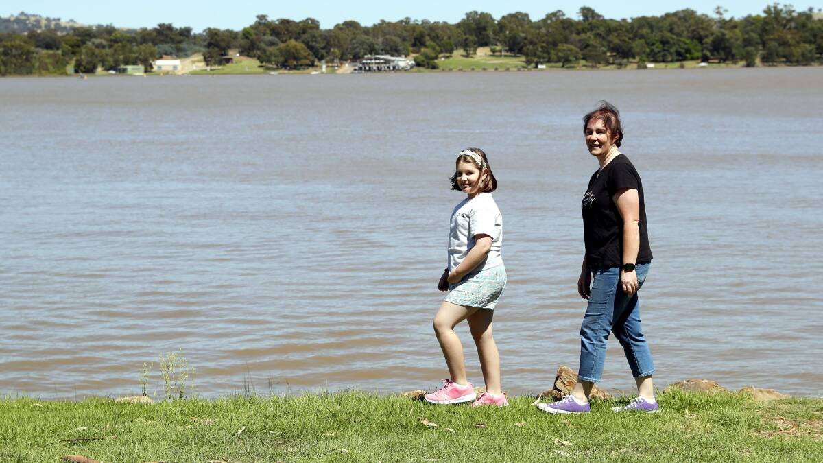 Bindy Lupis and 11 yo Hannah Lupis are getting ready for the first ever Wagga Wagga Pop Up Memory Walk & Jog event in 2022, which will be held on Sunday 6 March at Apex Park.