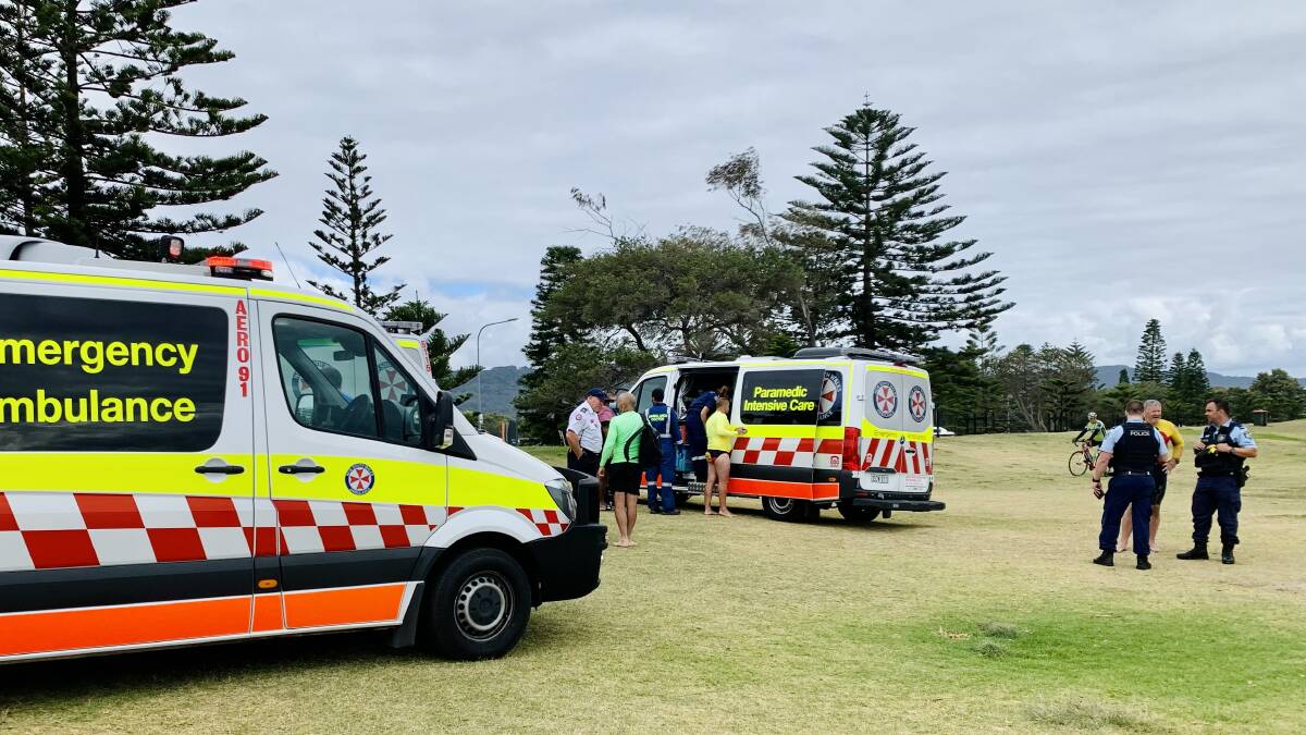 Riverina man dies after being pulled from surf at Wollongong beach