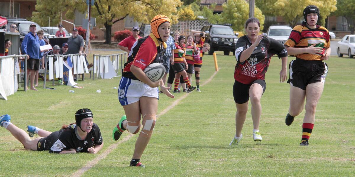 IN SPACE: Georgie Heggaton makes a break down the sideline during the women's event at the Cootamunda 10s on Saturday. Picture: Cootamundra Herald