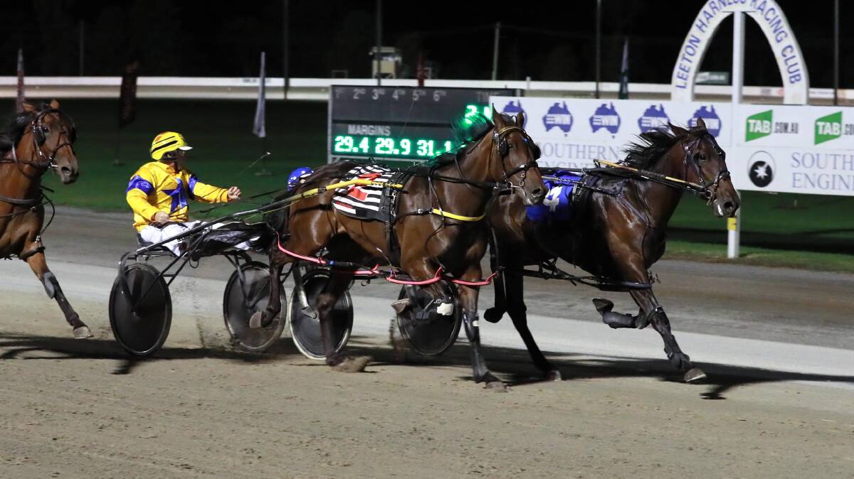 TOUGH EFFORT: The Kew Legend holds off a late charge
from Amy Leanne to win the MIA Breeders Plate on Friday night
for Victorian combination David Farrar and Damian Wilson. Picture: Les Smith