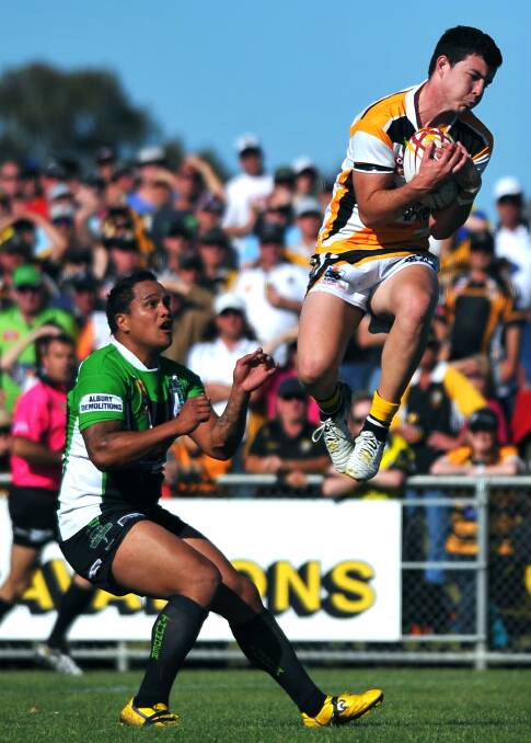 Tyron Gorman rises above Willie Heta to diffuse a kick during the 2013 grand final.