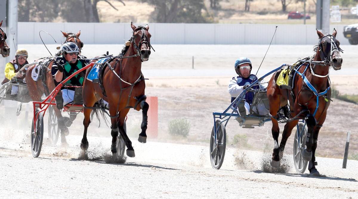 CLOSING IN: Ideal Fantasy and Chris Judd running down Luckie and Jackson Painting at Riverina Paceway on Friday. Picture: Les Smith