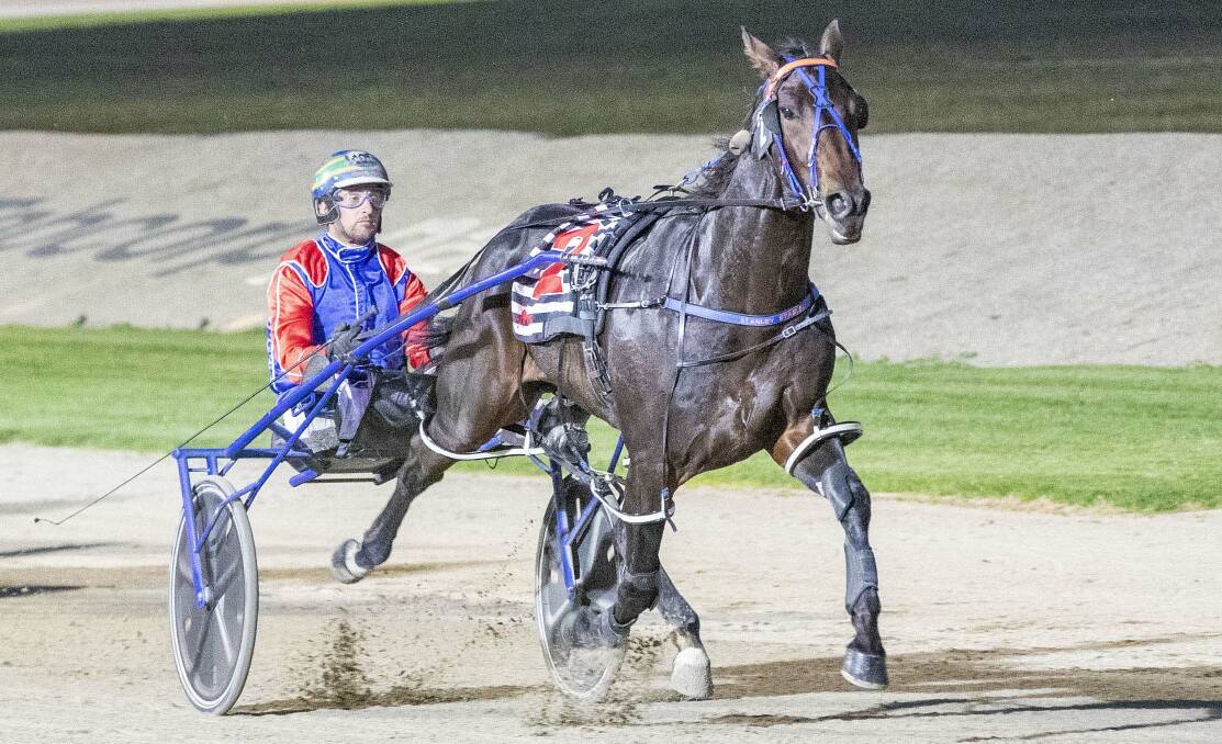 Bar Room Banta returned to winning ways with a track record-breaking performance at Leeton on Tuesday.