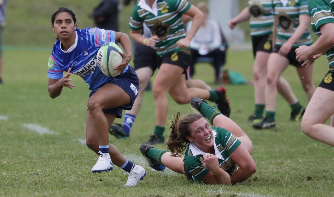ON THE LOOSE: Tarnayah Hinch breaks out of Sarah Wood's tackle attempt in Ag College's win over Waratahs at Beres Ellwood Oval on Saturday. Picture: Les Smith