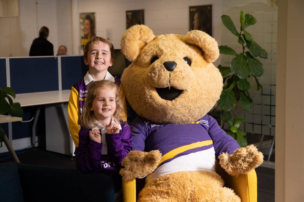 Wagga students Riley Roberts, 8, and Izzy Roberts, 6, prepare for the 2023 Wagga Relay with Cancer Council's Dougal Bear. Picture by Madeline Begley 