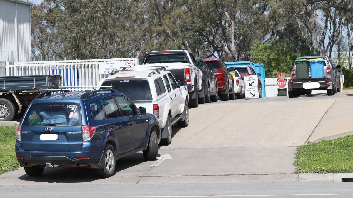 Cars lined up on the highway at the weekend to get into the Vinnies Return and Earn site. Picture: Les Smith 