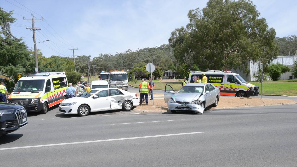 Three cars have been involved in a crash at Kooringal intersection. Picture: Kenji Sato 
