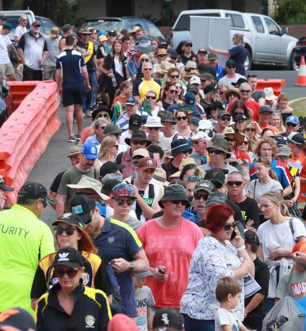 Crowd pouring in at Robertson Oval. Picture: Les Smith