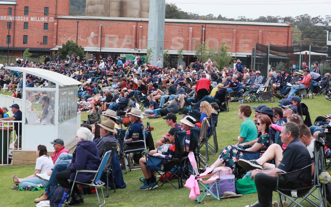 Grand final day crowd at Robertson Oval