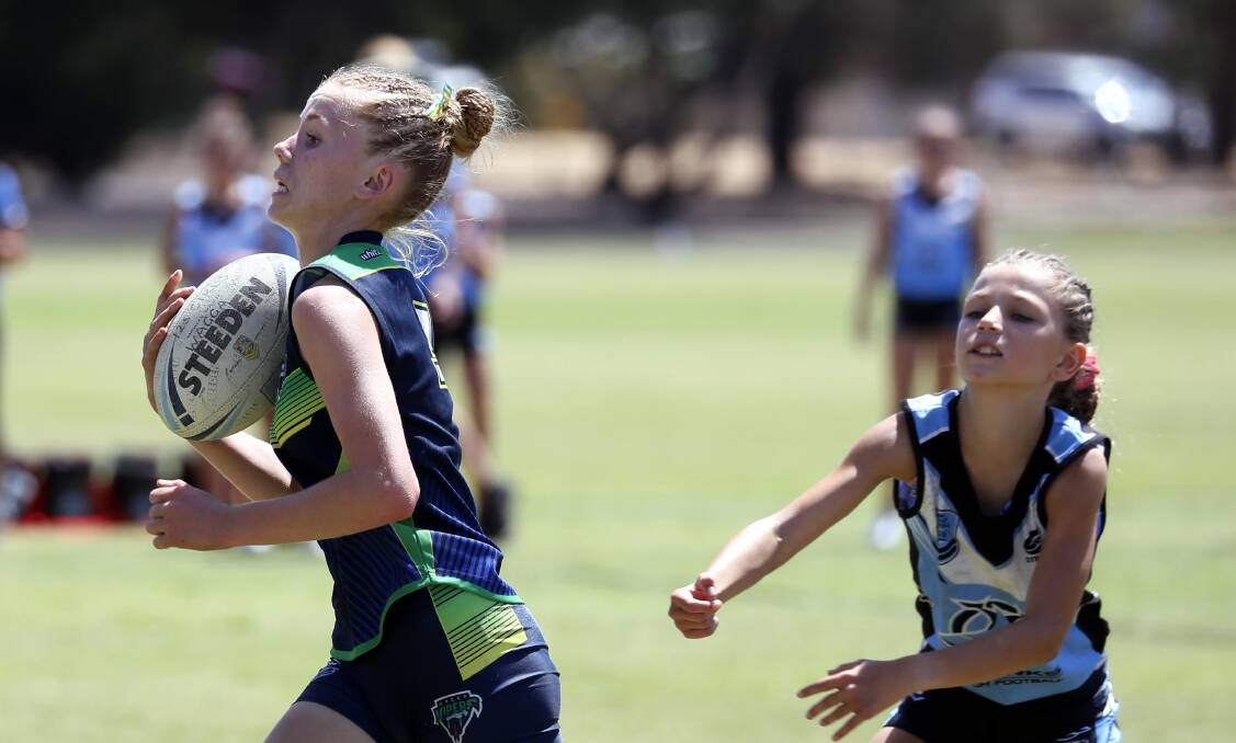 ON THE FLY: Wagga's Abbey Hunt powers past a Cronulla opponent in the Vipers' Under 12 girls grand final victory. Picture: Les Smith