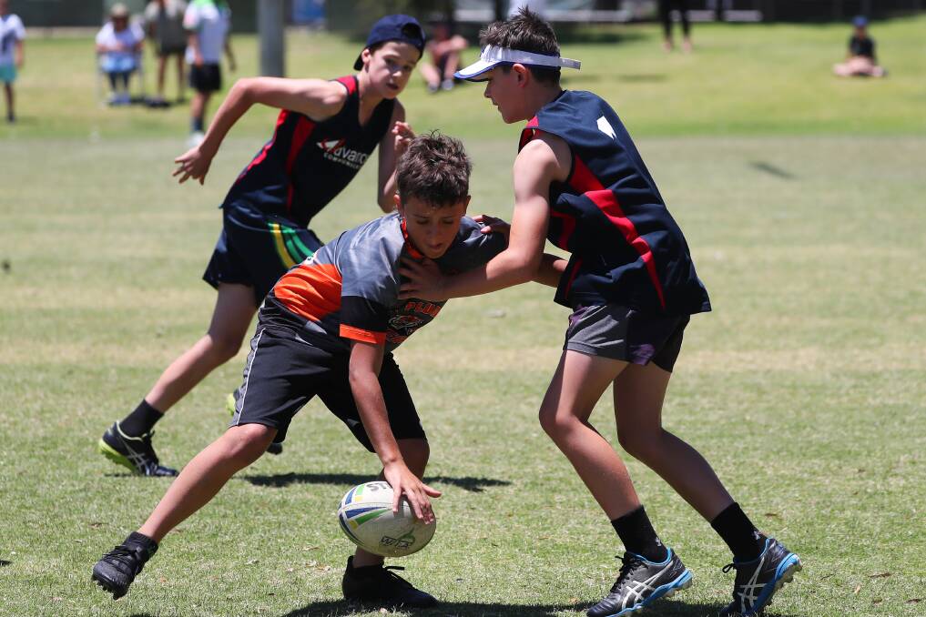 Ruben Edwards with a quick play the ball to have his side on the move in the under 12 boys premiership decider last year. Picture: Emma Hillier